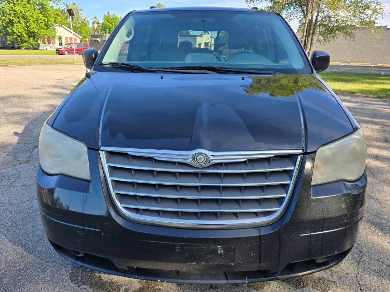 Used 2009 Chrysler Town & Country Touring FWD image 2