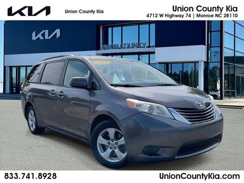 Used 2017 Toyota Sienna LE FWD image 1