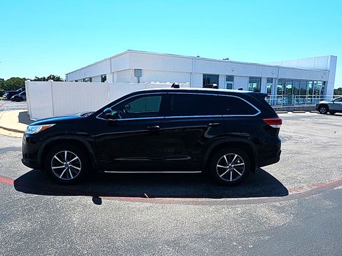 Used 2019 Toyota Highlander XLE FWD image 3