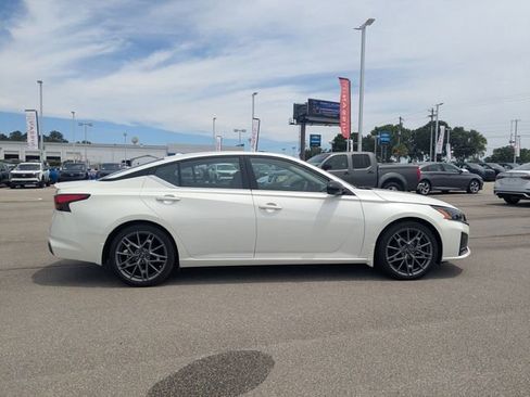 Used 2024 Nissan Altima 2.0 SR FWD image 2