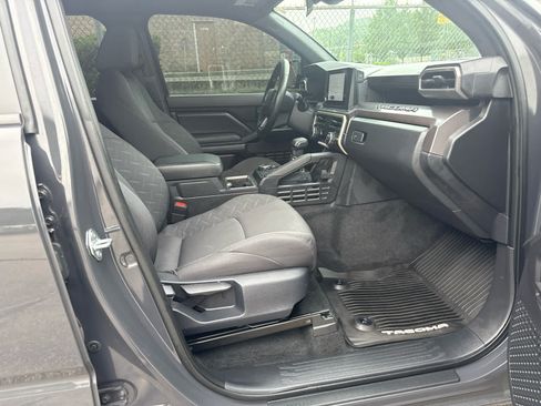 Used 2025 Toyota Tacoma SR5 AWD/4WD image 27