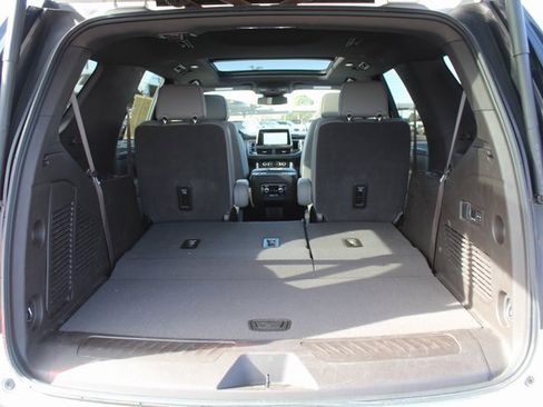 Used 2023 GMC Yukon SLT w/ SLT Luxury Package image 6