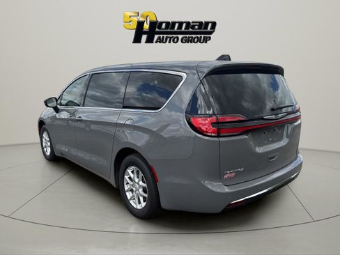 Used 2025 Chrysler Pacifica Select FWD image 3