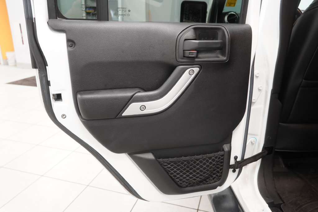 Used 2015 Jeep Wrangler Unlimited Rubicon w/ Connectivity Group AWD/4WD image 24