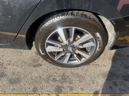 Used 2021 Nissan Versa SV image 9