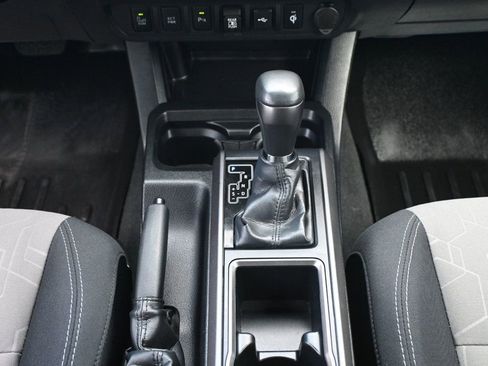 Used 2022 Toyota Tacoma TRD Off-Road image 17