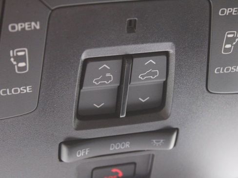 Used 2025 Toyota Sienna Platinum image 32