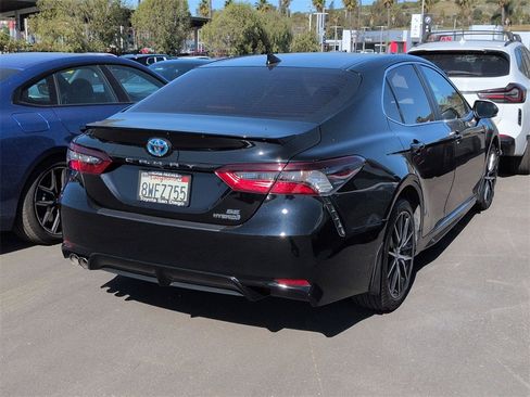 Used 2021 Toyota Camry SE image 3