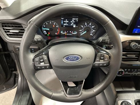 Used 2022 Ford Escape SE w/ SE Sport Appearance Package image 17