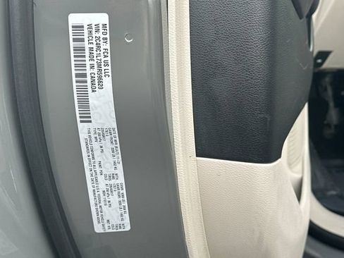 Used 2021 Chrysler Pacifica Touring-L image 34