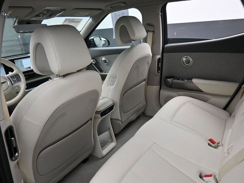 Used 2025 Genesis GV60 RWD image 32