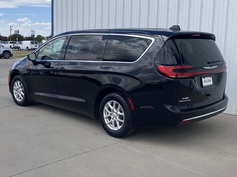 Used 2025 Chrysler Pacifica Select FWD image 7