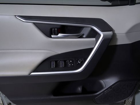 Used 2022 Toyota RAV4 XLE w/ Convenience Package FWD image 16