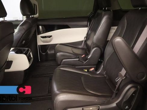 Used 2024 Kia Carnival EX FWD image 28