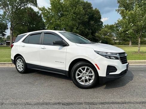 Used 2023 Chevrolet Equinox LS FWD image 2