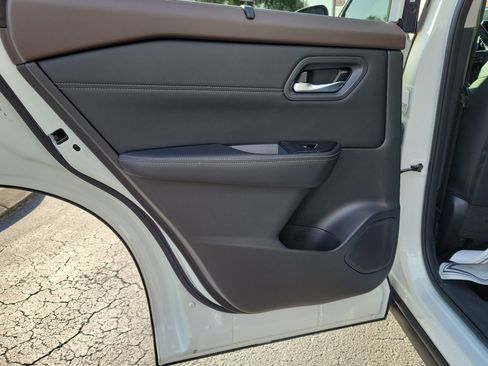 Used 2023 Nissan Rogue SV w/ SV Premium B Package FWD image 11