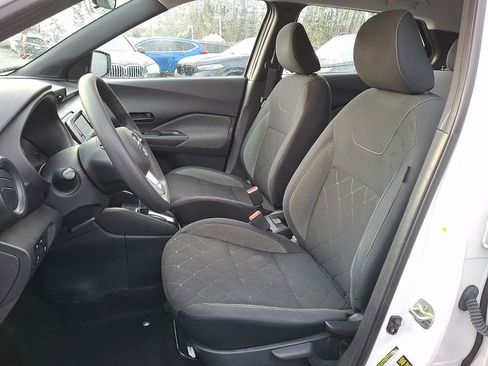 Used 2020 Nissan Kicks S image 9