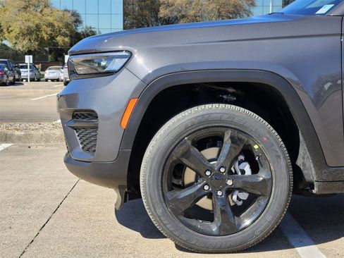 New 2025 Jeep Grand Cherokee Altitude image 9