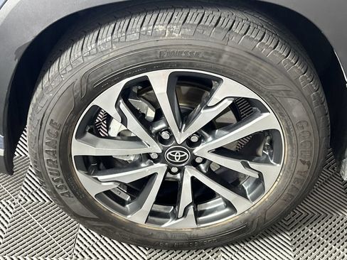 Used 2023 Toyota Corolla Cross XLE w/ Convenience Package FWD image 10