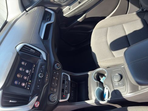 Used 2024 GMC Terrain SLE AWD/4WD image 18