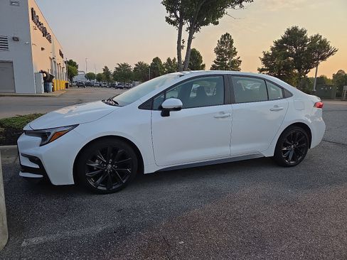 Used 2025 Toyota Corolla SE FWD image 2