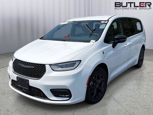 Used 2024 Chrysler Pacifica Limited FWD image 3