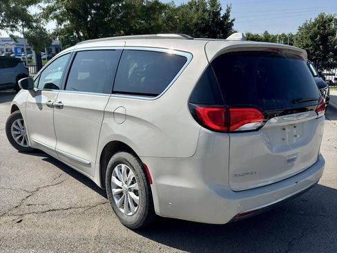 Used 2017 Chrysler Pacifica Touring-L FWD image 3