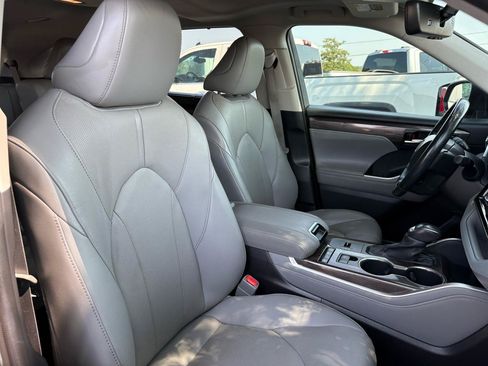 Used 2021 Toyota Highlander Limited FWD image 24