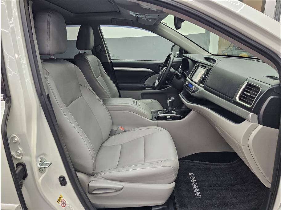 Used 2014 Toyota Highlander XLE AWD/4WD image 17