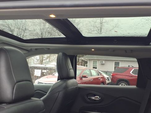 Used 2019 Jeep Cherokee Limited image 16