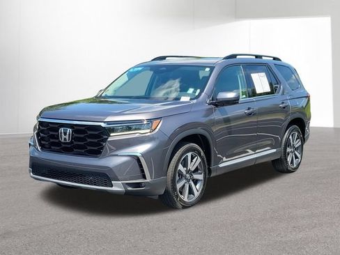 Used 2025 Honda Pilot Touring image 1