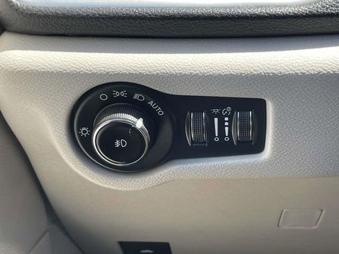 Used 2018 Chrysler Pacifica Limited w/ Advanced Safetytec Group FWD image 27