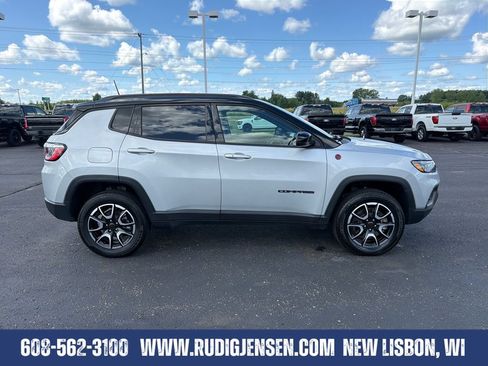 Used 2025 Jeep Compass Trailhawk AWD/4WD image 6