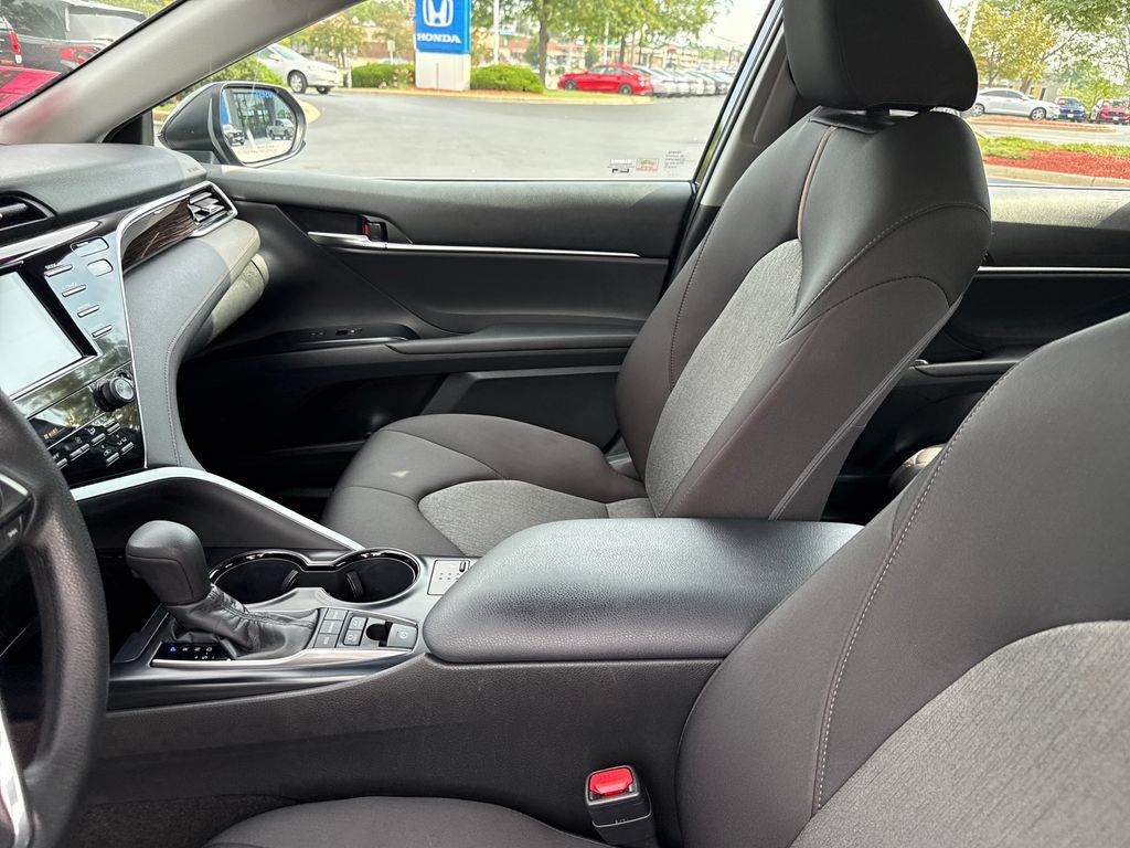 Used 2018 Toyota Camry LE FWD image 13
