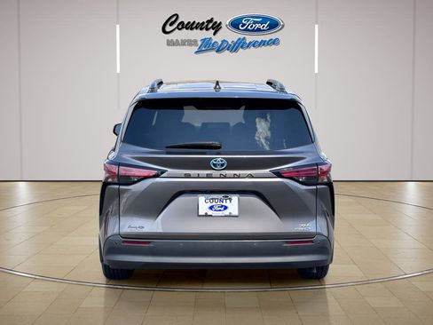 Used 2022 Toyota Sienna XLE w/ XLE Plus Package image 12