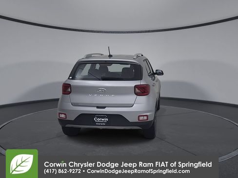 Used 2025 Hyundai Venue SEL FWD image 13