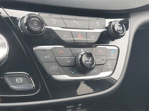 Used 2020 Chrysler Pacifica Touring-L image 28