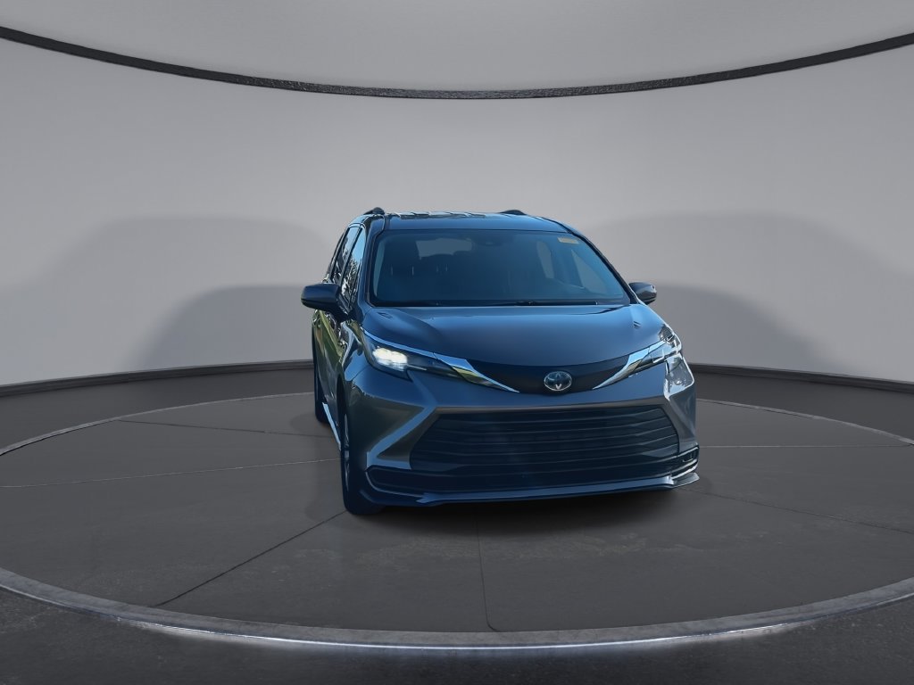 Used 2021 Toyota Sienna LE FWD image 3