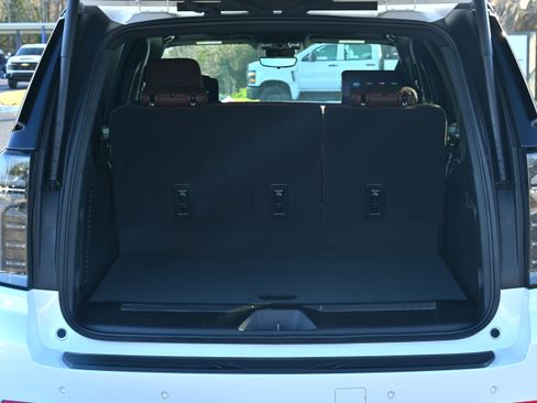 Used 2025 Chevrolet Suburban High Country image 37