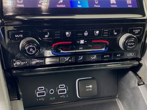 Used 2024 Jeep Grand Cherokee L Limited w/ Luxury Tech Group II image 24