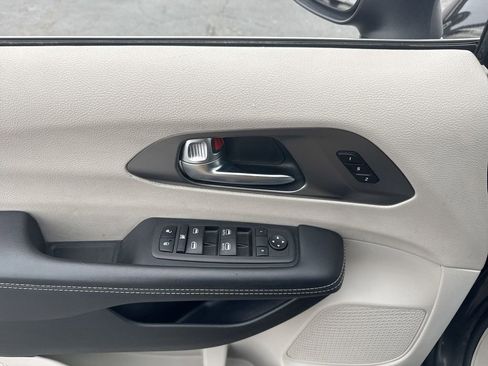 Used 2023 Chrysler Pacifica Touring-L FWD image 23