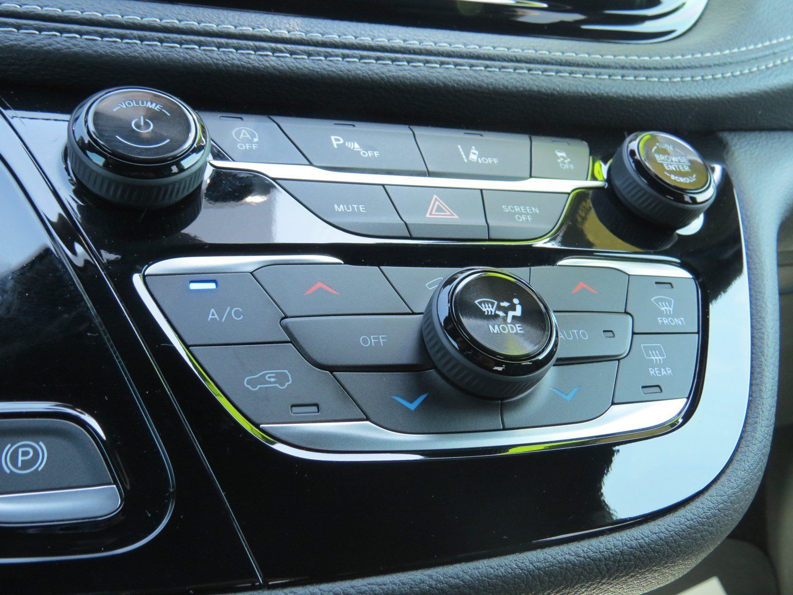 Used 2026 Chrysler Pacifica Select FWD image 23