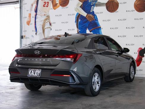 Used 2025 Hyundai Elantra SE FWD image 24