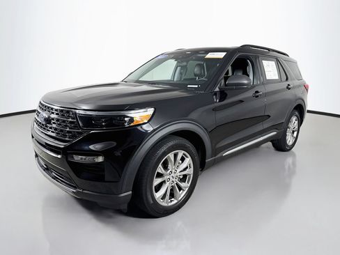 Certified 2023 Ford Explorer XLT w/ Equipment Group 202A AWD/4WD image 3