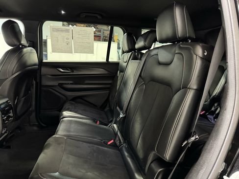 Used 2023 Jeep Grand Cherokee L Laredo image 18