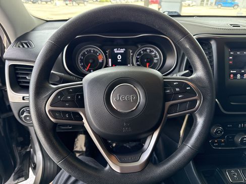 Used 2019 Jeep Cherokee Latitude w/ Popular Appearance Group FWD image 17