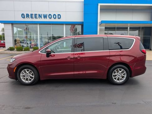 Used 2023 Chrysler Pacifica Touring-L FWD image 2