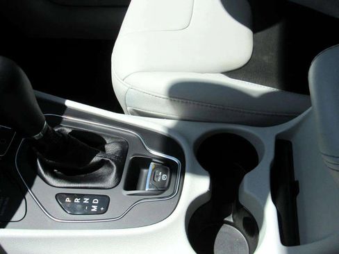 Used 2020 Jeep Cherokee Latitude Plus w/ Comfort/Convenience Group image 11