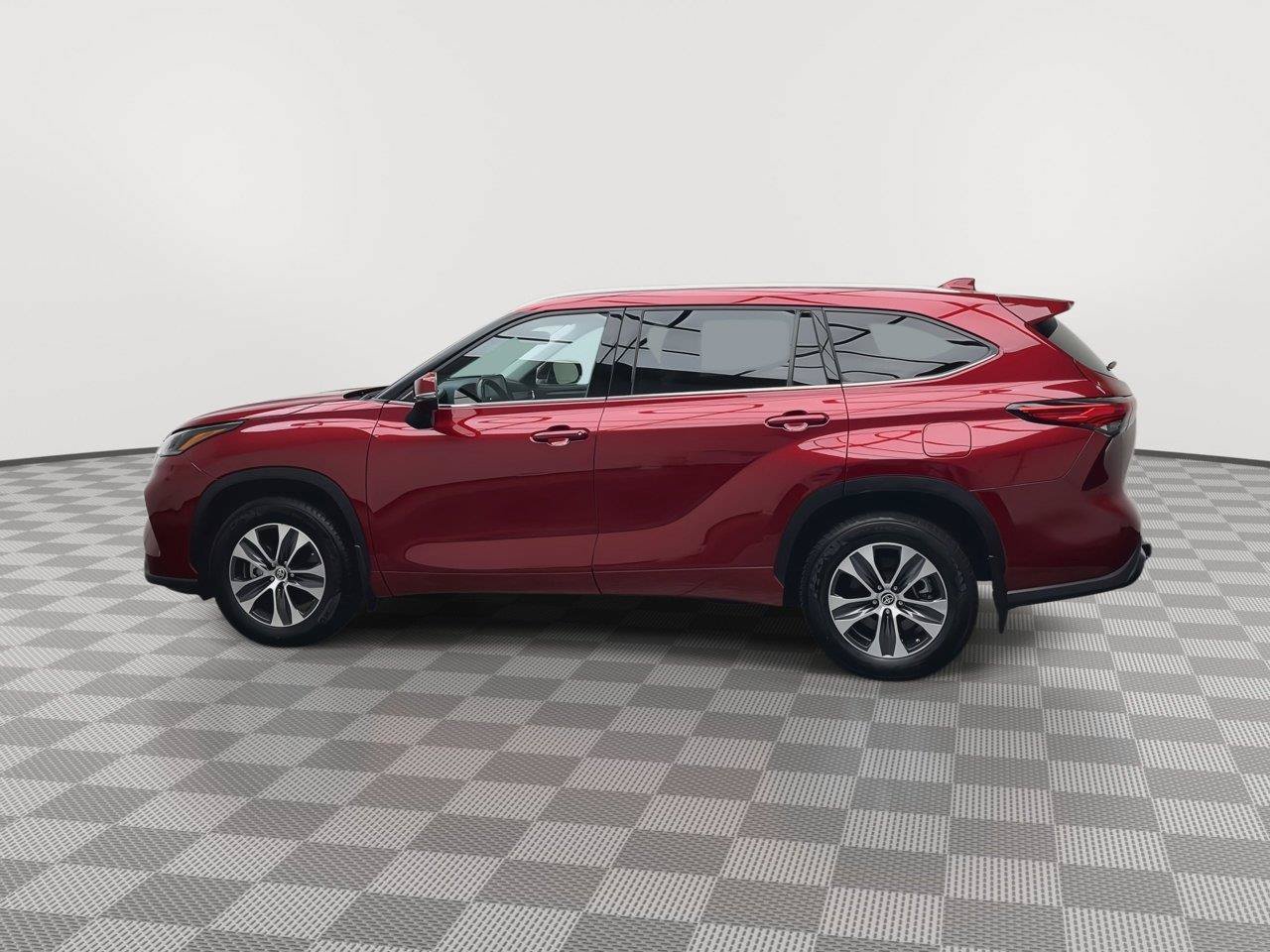 Used 2021 Toyota Highlander XLE AWD/4WD image 39