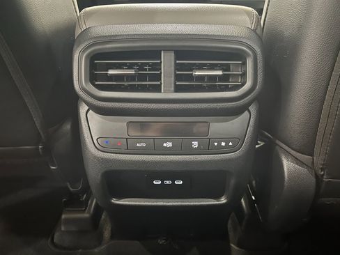 Used 2024 Honda Pilot Touring image 16